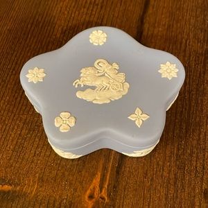 Wedgwood Pentafoil Knot lidded container
